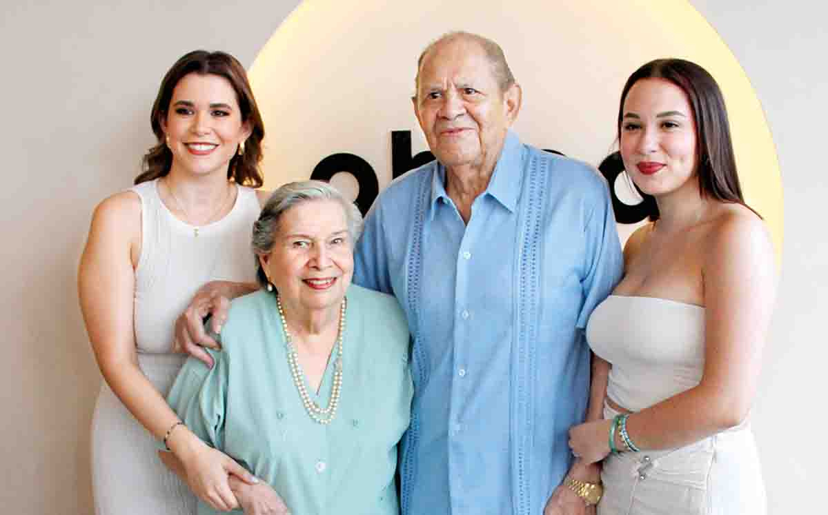 PAOLA MEDINA Y MARIANA MEDINA felices junto a sus abuelos  MARÍA ISABEL ROSALES y CARLOS FLORES