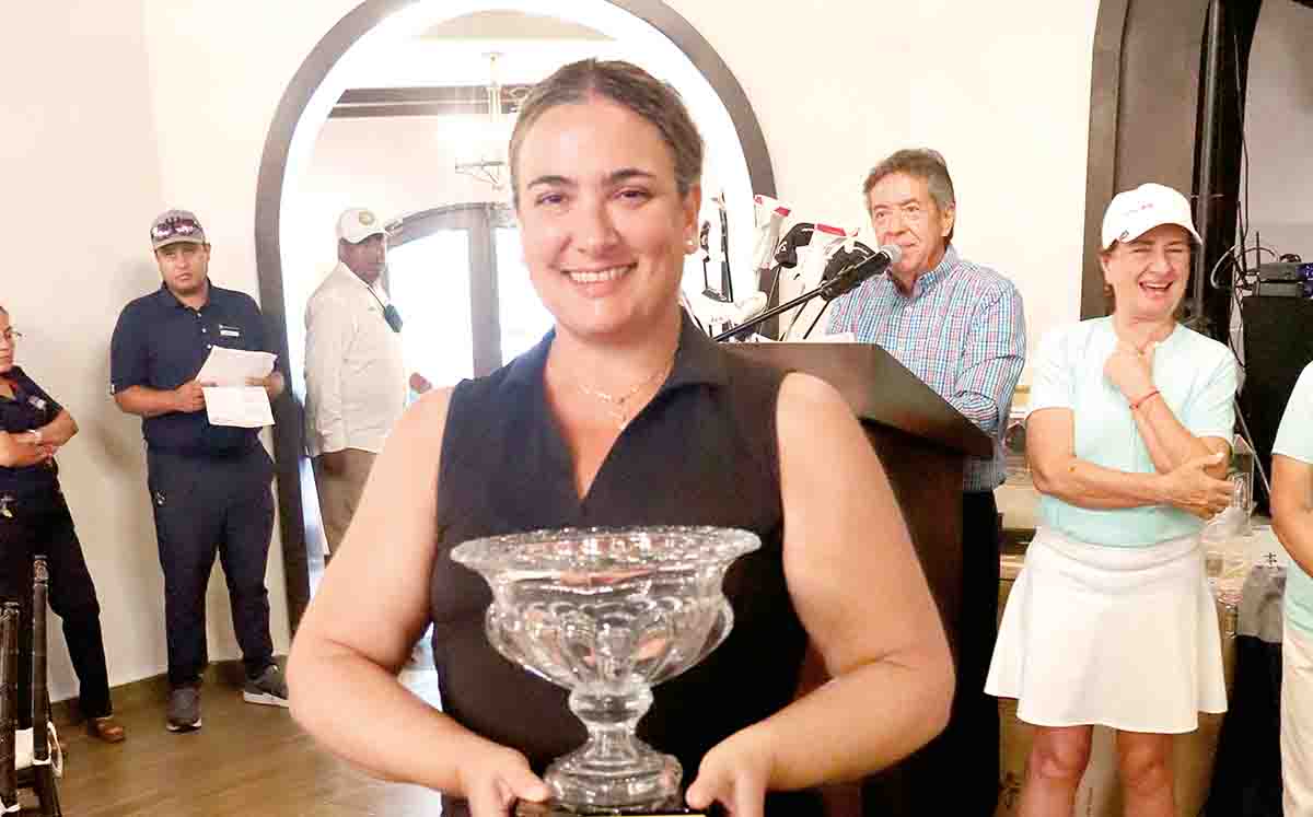 MARÍA EUGENIA CUADRA durante la premiación