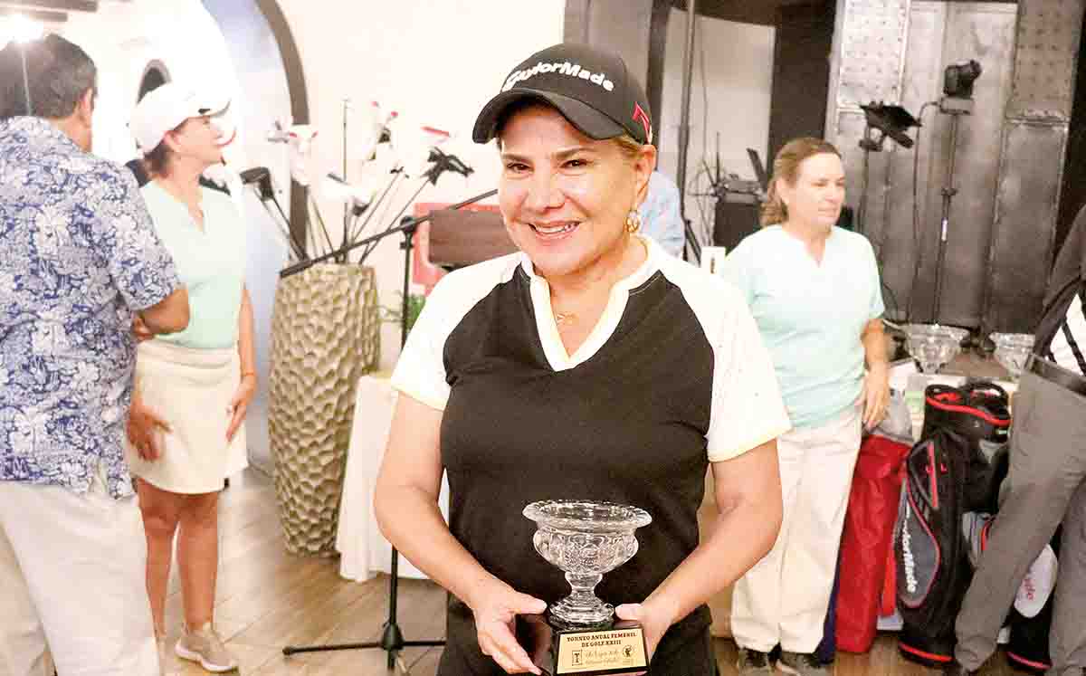 MARÍA ISABEL RIVERA nos regaló su mejor sonrisa durante la premiación