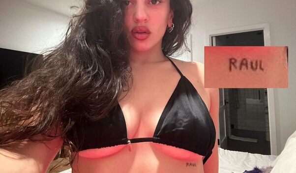 Rosalía comparte foto de su tatuaje sobre Rauw Alejandro (Instagram)