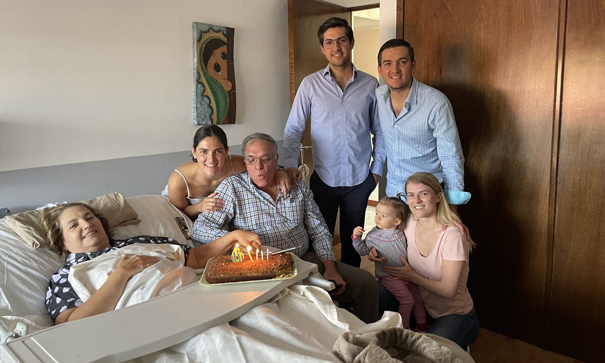 Paty celebrando su cumpleaños en el hospital acompañada de su familia