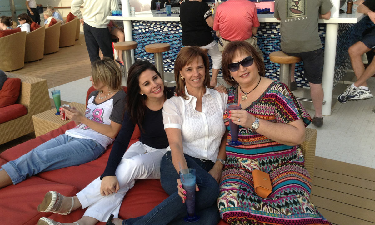 Mayela Padilla de Gómez, Martha Hernández  de Bessonart y Paty Pons en crucero en febrero del 2013