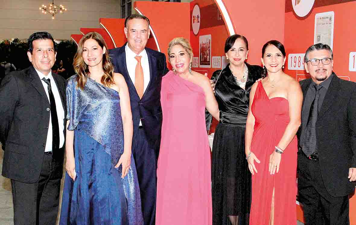 MARCELINO LARRAGA, PATTY DE GUTIÉRREZ, JORGE GONZÁLEZ, MARITONI DE NARANJO, LAURA DE FERNÁNDEZ, ROCÍO DE CRISTO Y AGUSTÍN LARRAGA felices en el evento
