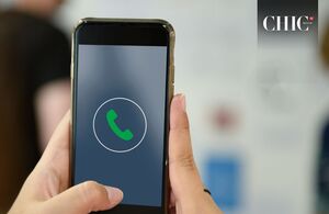 Recibir ofertas de trabajo por WhatsAppp podrían ser fraude (Freepik)