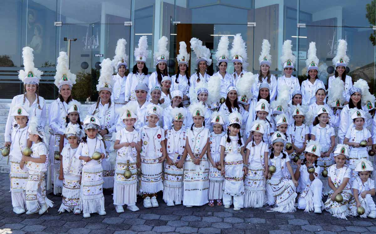 MAMÁS Y ALUMNAS MATLACHINAS