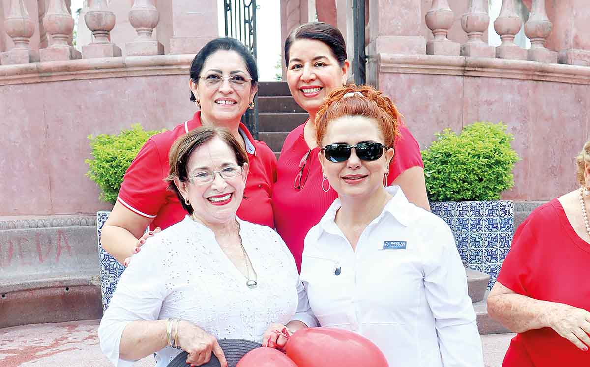 ALICIA BARRÓN, ANA LILIA BANDA, BLANCA GOJON Y ALEJANDRA FERNÁNDEZ dieron marcha a la Plaza de Armas donde dieron información sobre el Alzheimer