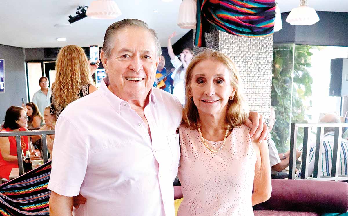 ARNOLDO GARCÍA Y PATY DE GARCÍA llenaron de regalos, buenos deseos y bendiciones a la festejada