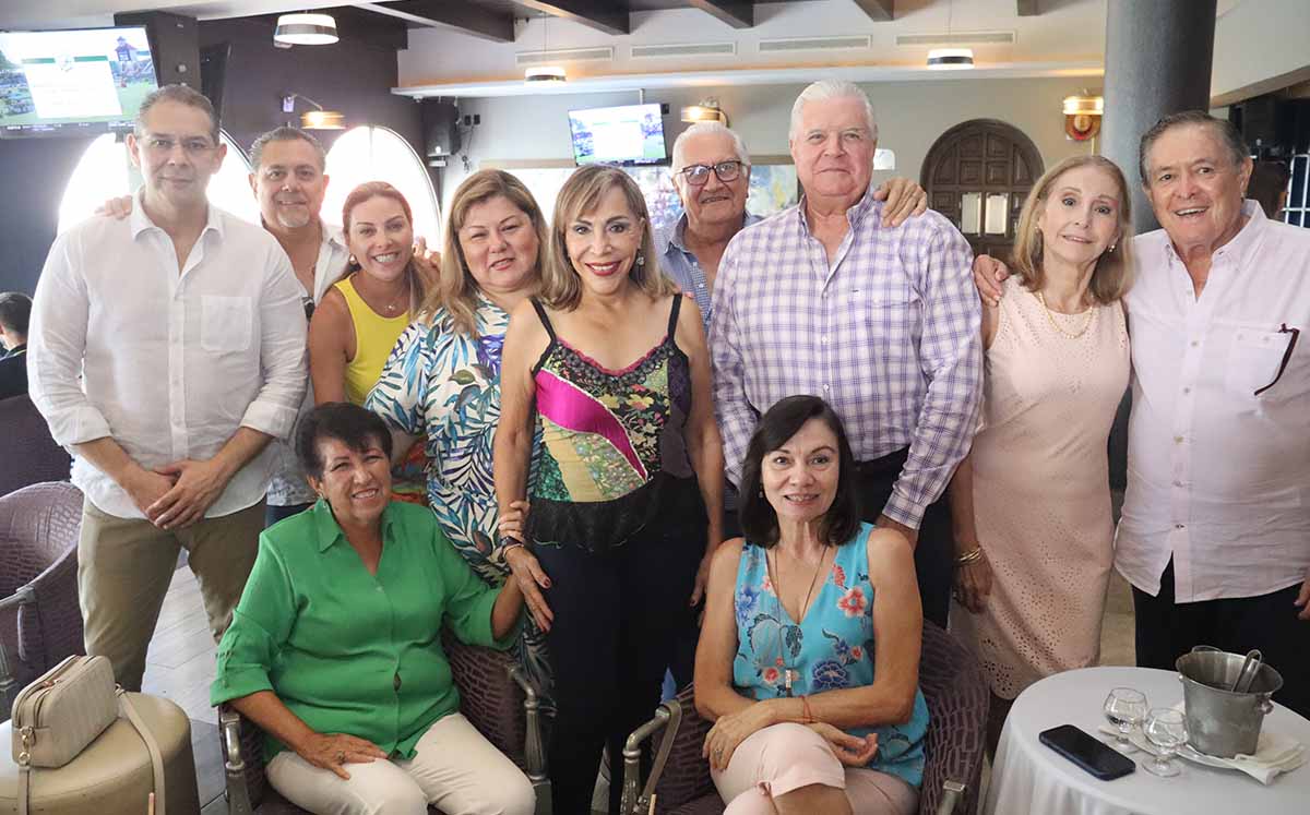 Asistentes llenaron de regalos, buenos deseos y bendiciones a la festejada