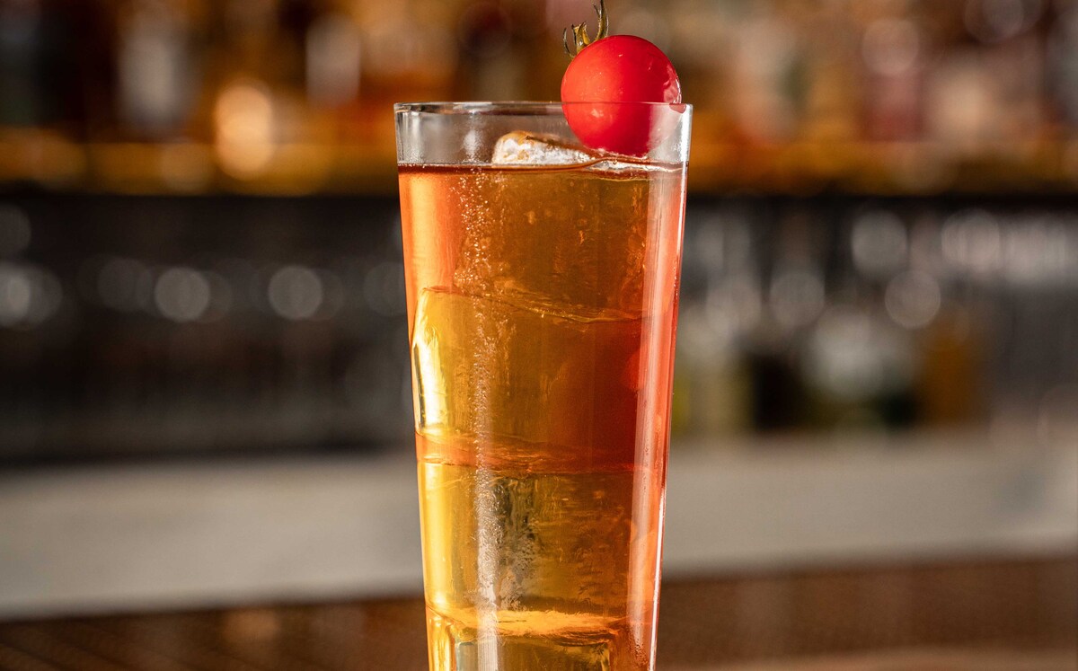 El drink Casa Rosada en el BKK Social Club, hecho de malta, una mezcla de vermú, amaretto, frambuesa y miel. (Foto: cortesía)