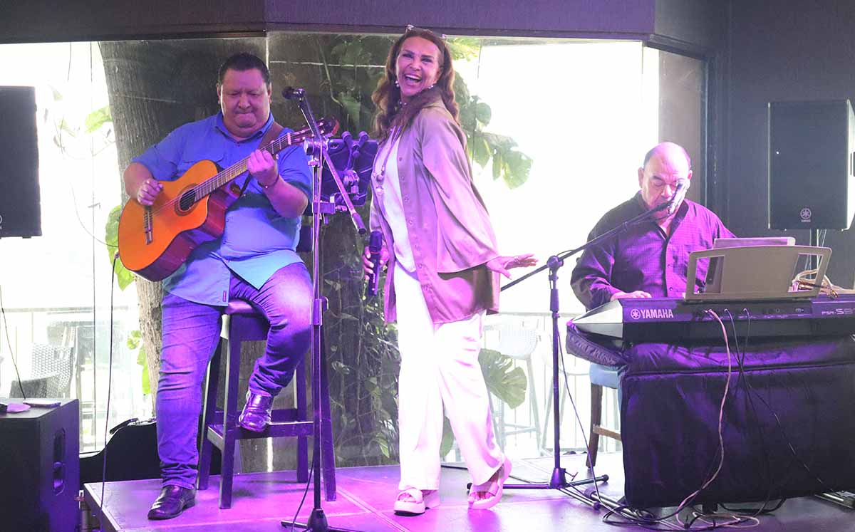 GABY GÓMEZ feliz en el karoke