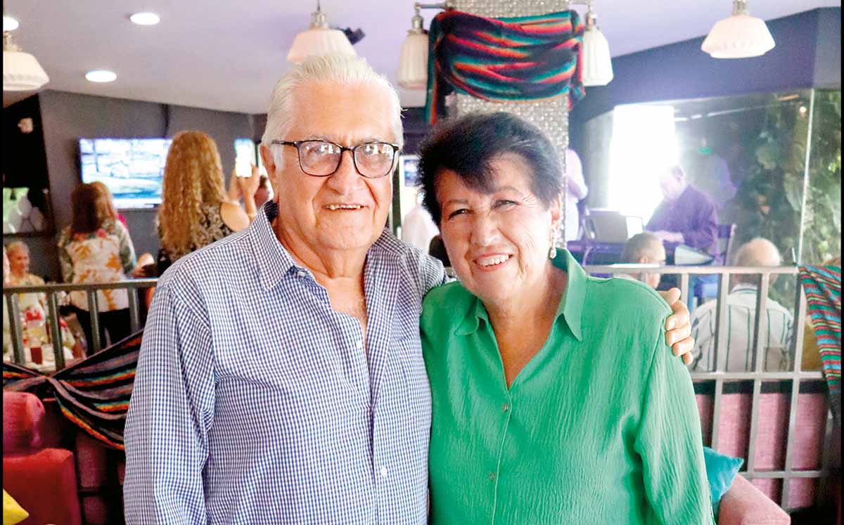 GUILLERMO ROMERO Y LOLOY DE ROMERO disfrutaron de anécdotas entretenidas, buena música y un divertido karaoke
