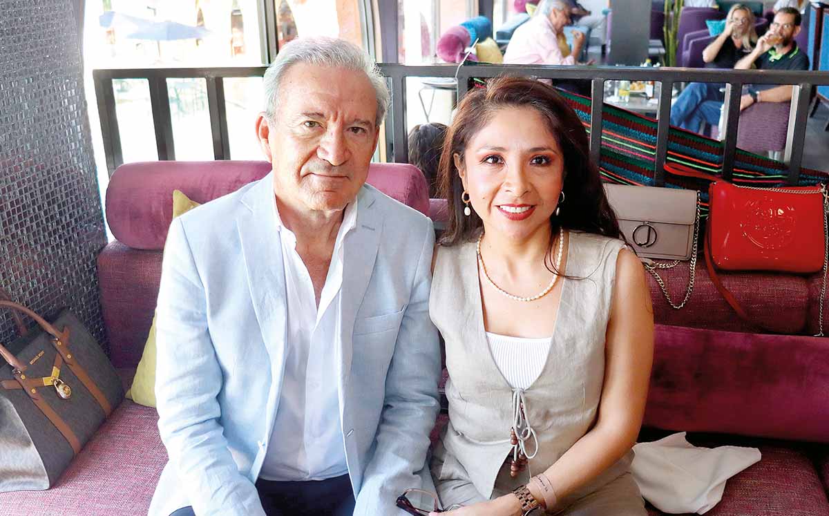 OVIDIO DE LEÓN Y CLAUDIA DE DE LEÓN disfrutaron de buena música y un divertido karaoke