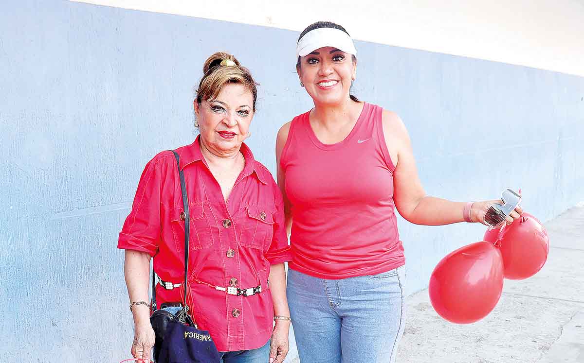 LUPITA HOYOS Y DINORA FALCÓN llegaron puntuales a la caminata en concientización al Alzheimer
