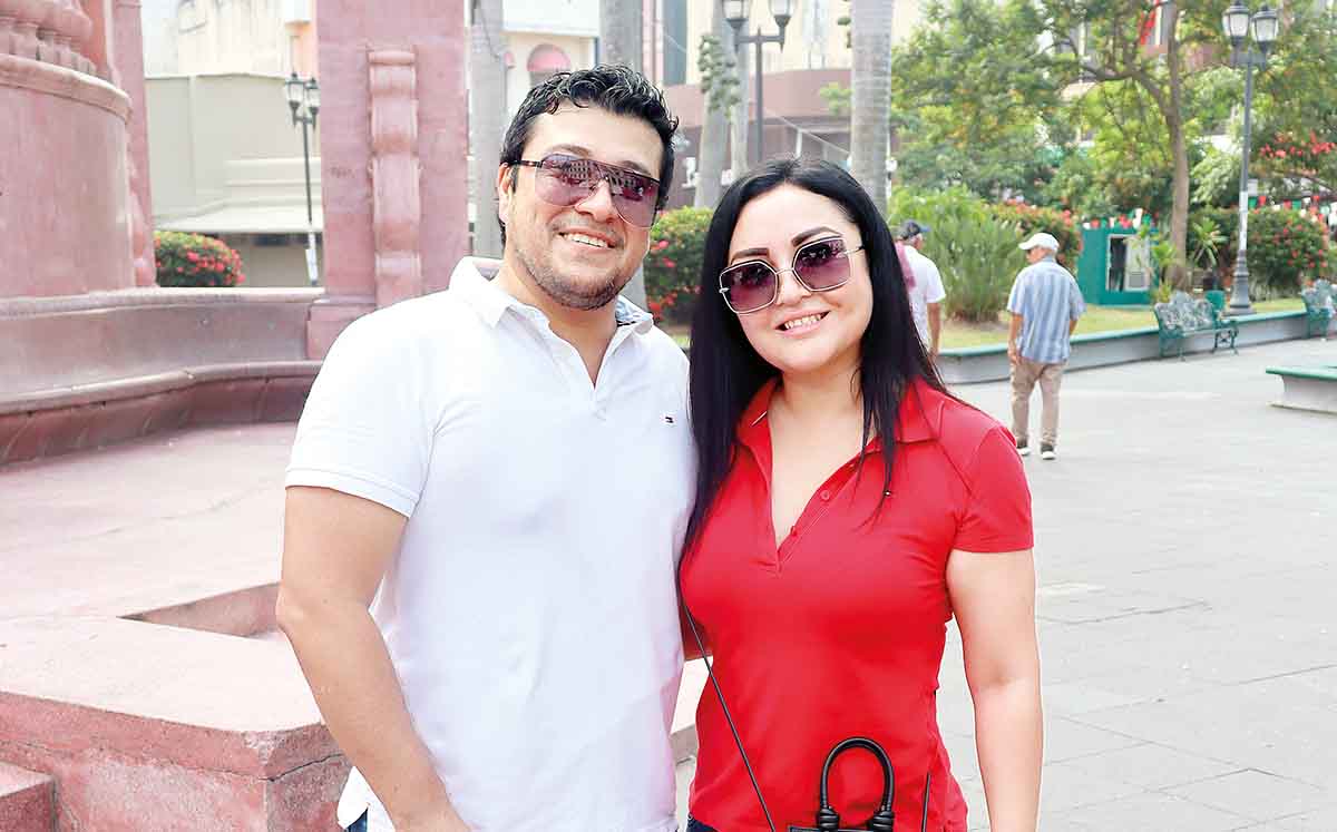 GERARDO RAMOS Y EMILY ARENAS Con globos rojos y lonas dieron marcha a la Plaza de Armas