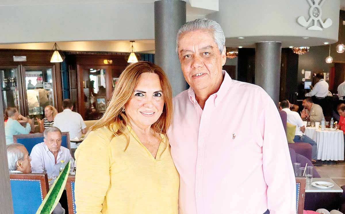 CARMEN CASTRO Y JOSÉ ANTONIO PURÓN llegaron puntuales al Bar 1915 del Club Campestre Tampico