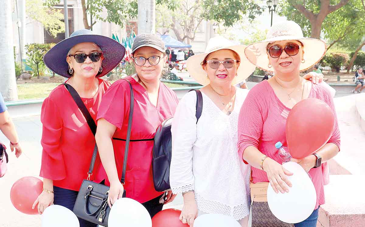 MARÍA DEL REFUGIO RAFAELLE, ILSE VALERIA RAFAELLE, VIRGINA RAFAELLE Y LUPITA RAFAELLE nos regalaron sus mejores sonrisas durante la caminata