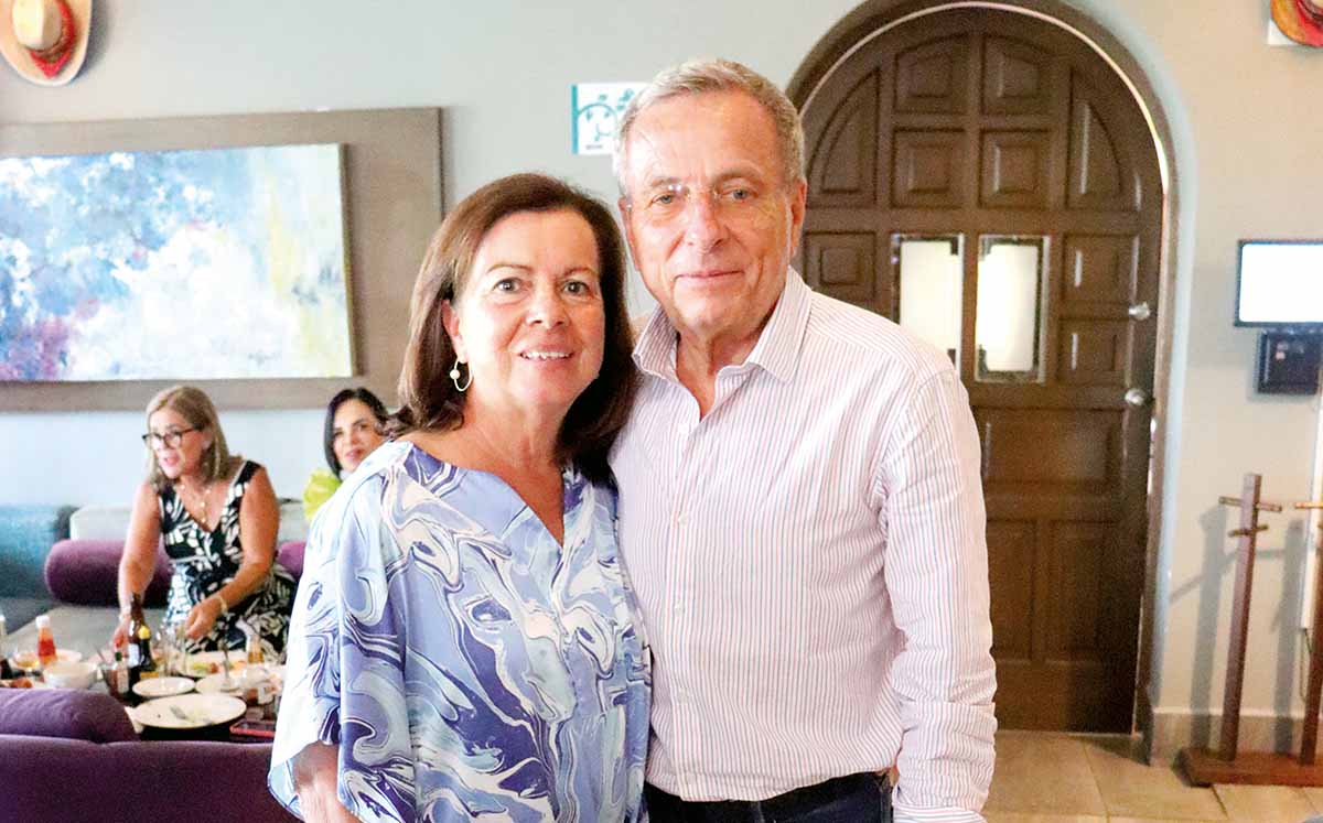 MARU DE SANTISTEBAN Y GILDO SANTISTEBAN llenaron de regalos, buenos deseos y bendiciones a la festejada