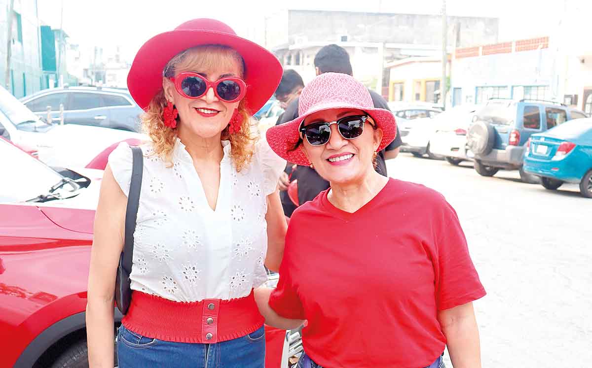 TIBISAY SÁNCHEZ Y MARÍA MORA llegaron puntuales a la cita en el Auditorio Municipal de Tampico para iniciar con la caminata