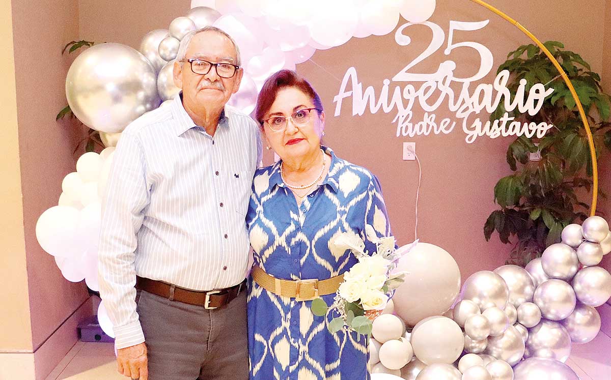 ABEL SOLIS Y GLORIA DE SOLIS felices por celebrar el Jubileo de Plata Sacerdotal  de su hijo