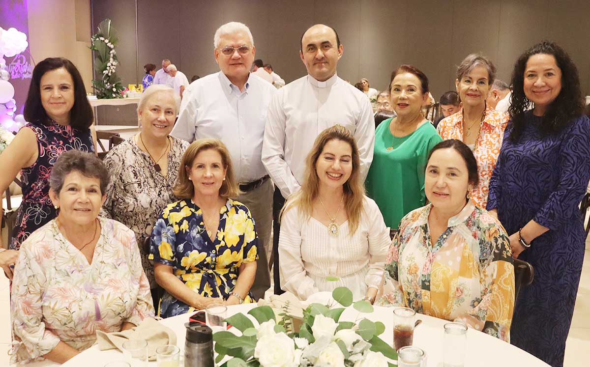 Asistencia llegaron con sus mejores outfits al festejo
