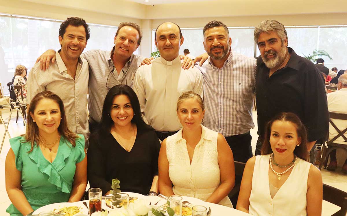 Asistencia felices de festejar junto al padre Gustavo Solis
