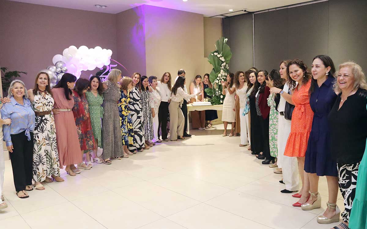 Asistencia partieron el pastel para cerrar esta gran celebración