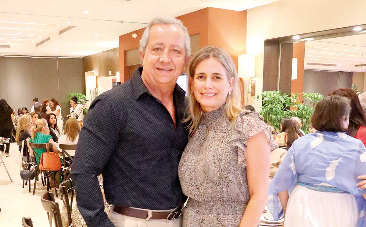 BERNARDO GONZÁLEZ Y PATY LOZANO fueron recibidos con un delicioso pastel indio y música de bongos