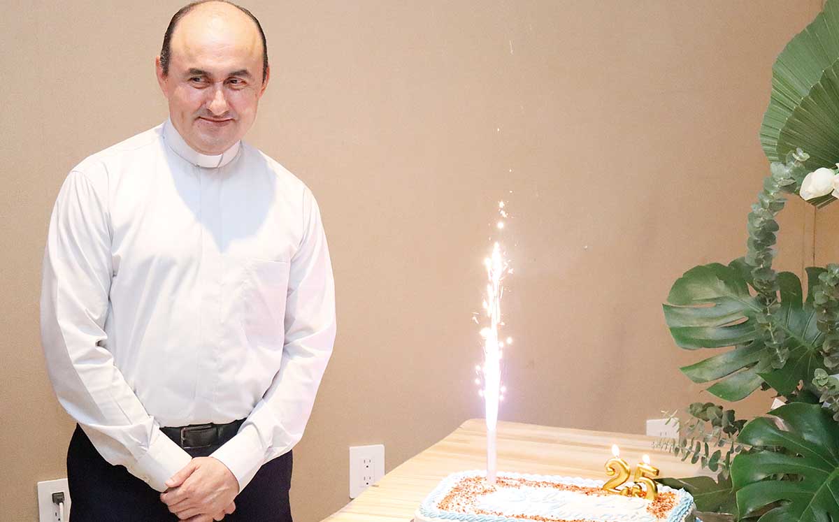 Con una emotiva misa en la Parroquia de San Pedro y San Pablo, el padre Gustavo Solís festejó 25 años de servicio sacerdotal