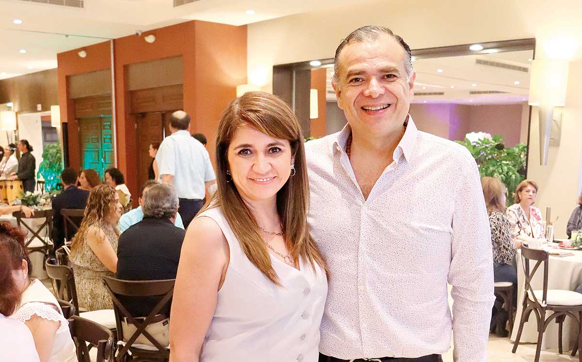 LILIANA SAN MIGUEL Y EDUARDO HERNÁNDEZ felices de celebrar los 25 años de servicio del Padre Gustavo