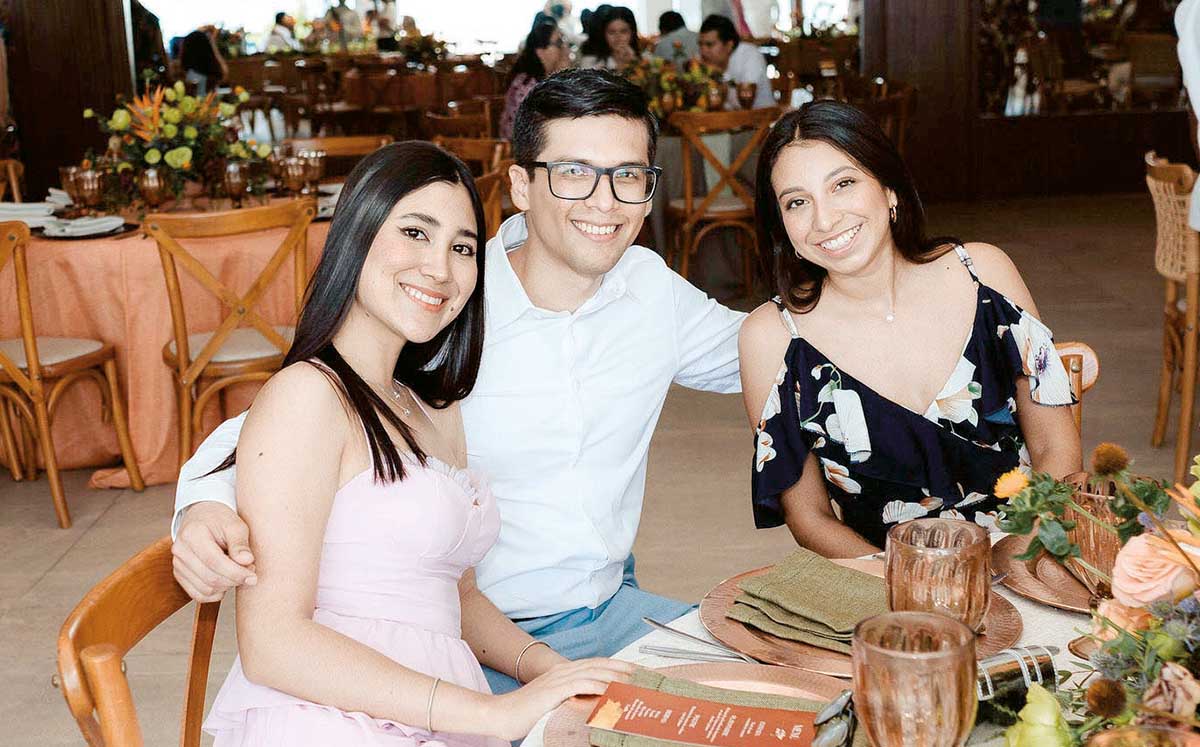 PAULINA DEL ANGEL, RICARDO MATA Y MARÍA ANDREA CANSECO degustaron de una entrada de torre de atún y ensalada de camarón en el festejo de bautizo