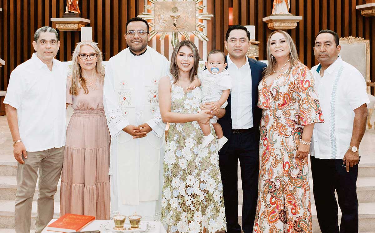 RICARDO MATA,ANABEL GONZÁLEZ, DAVID VÁZQUEZ, ANABEL MATA, EDUARDO BRISEÑO, EDUARDO BRISEÑO, AMÉRICA DE BRISEÑO Y EDUARDO BRISEÑO durante el bautizo