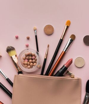 Productos de Maquillaje en tendencia para otoño 2024 (Foto: Freepik)