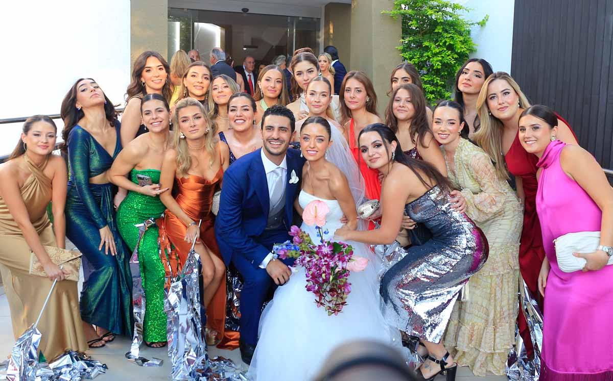 Los novios junto a un grupo de amigas