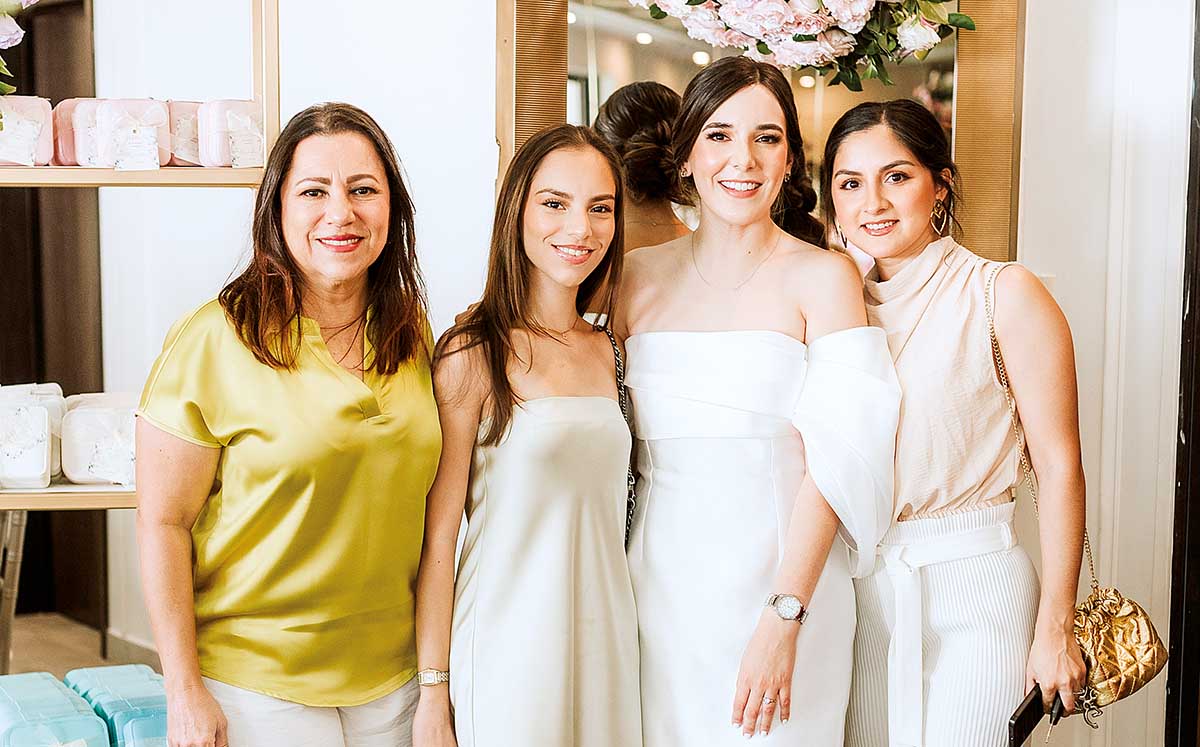 CECILIA ALEMÁN, CASSANDRA VIZCARRA, ALEJANDRA PATRICIA ACUÑA Y MICHELLE SOBERÓN nos regalaron sus mejores sonrisas en la despedida