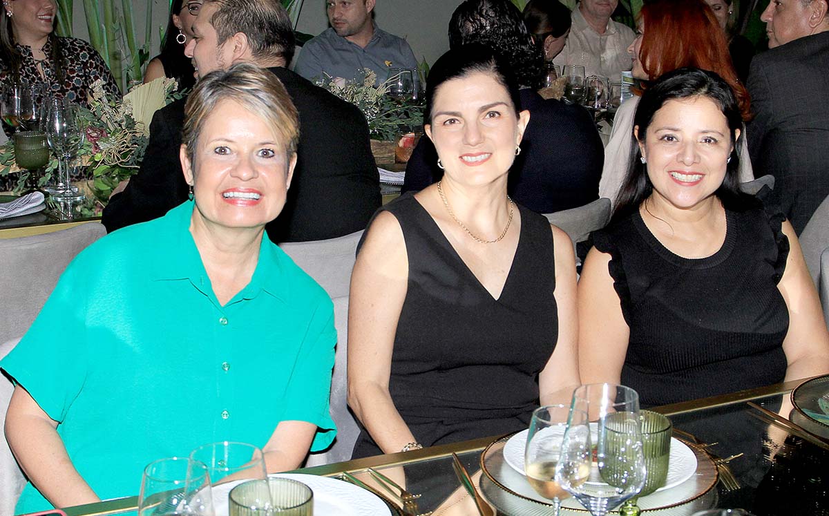 Asistentes nos regalaron sus mejores sonrisas en la cena de gala
