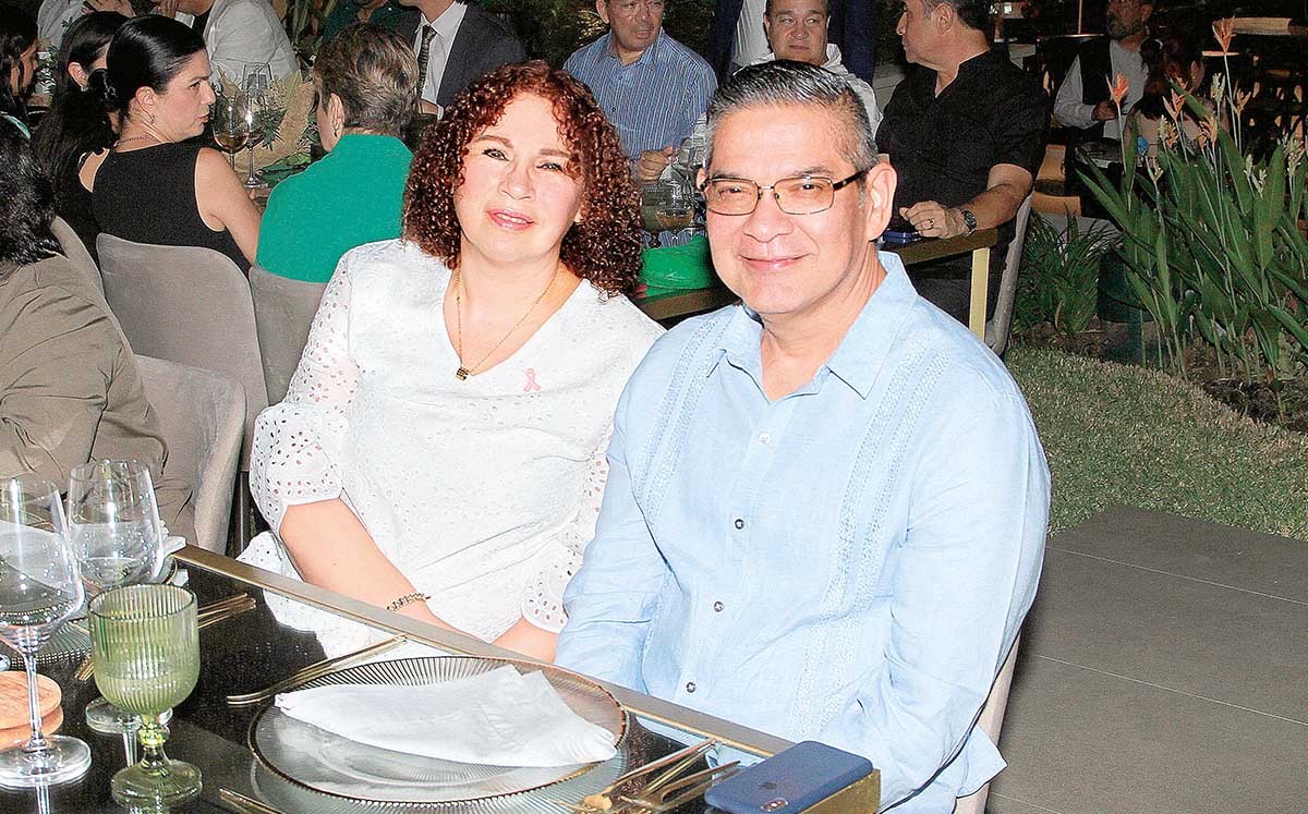 Asistentes fueron recibidos con refrescantes cocteles a cargo de Degas
