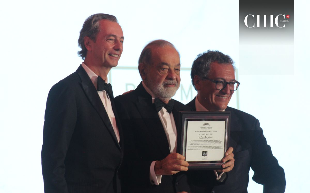 Carlos Slim recibiendo su premio por relación con Italia en el museo Soumaya (Leslie Flores)