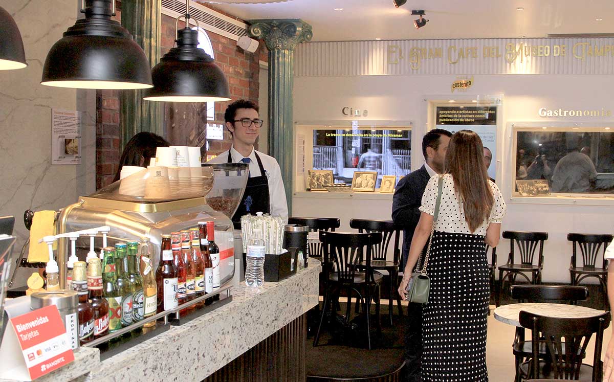 Los invitados eran recibidos con refrescantes cocteles a cargo de Degas