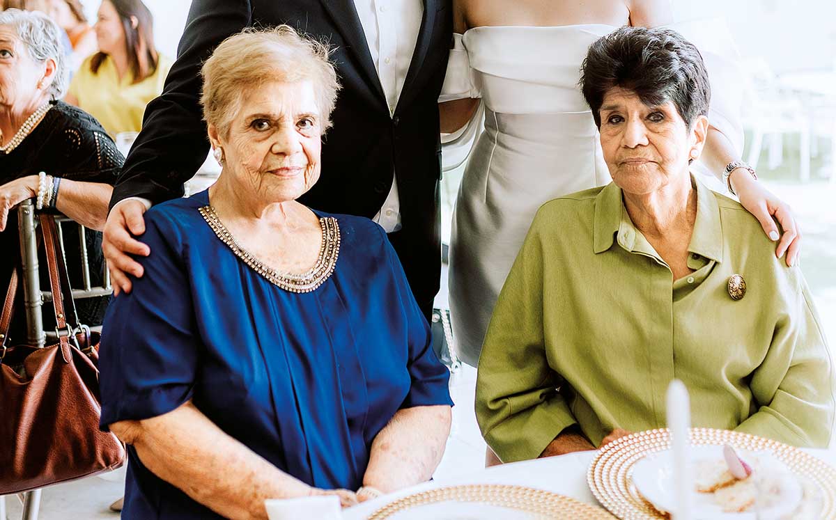 FRANCISCA HERRERA Y ALEJANDRA MARTÍNEZ llegaron puntuales a la despedida de soltera