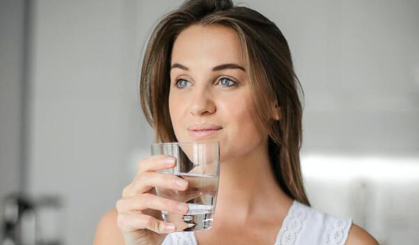 Beber agua gasificada es una excelente manera de dejar el refresco.