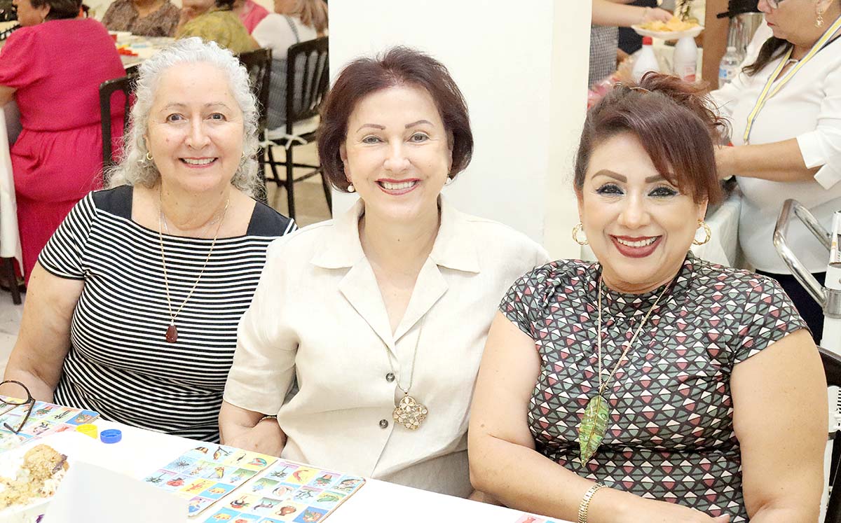 Asistencia felices de participar en la lotería de la Unión Femenina Católica Mexicana