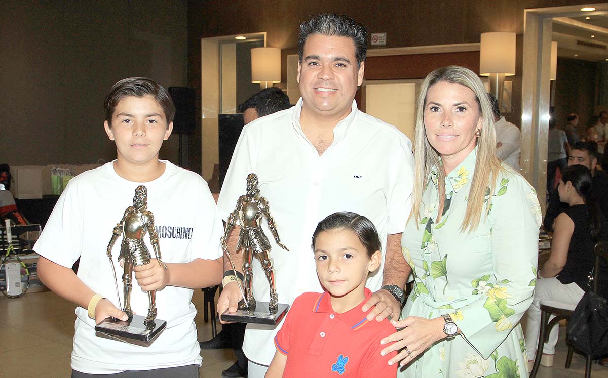 Asistencia llegaron puntuales a la premiación