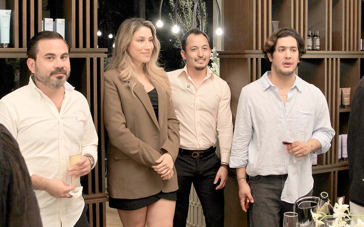 Asistencia probaron el tratamiento mientras recibían un masaje facial relajante