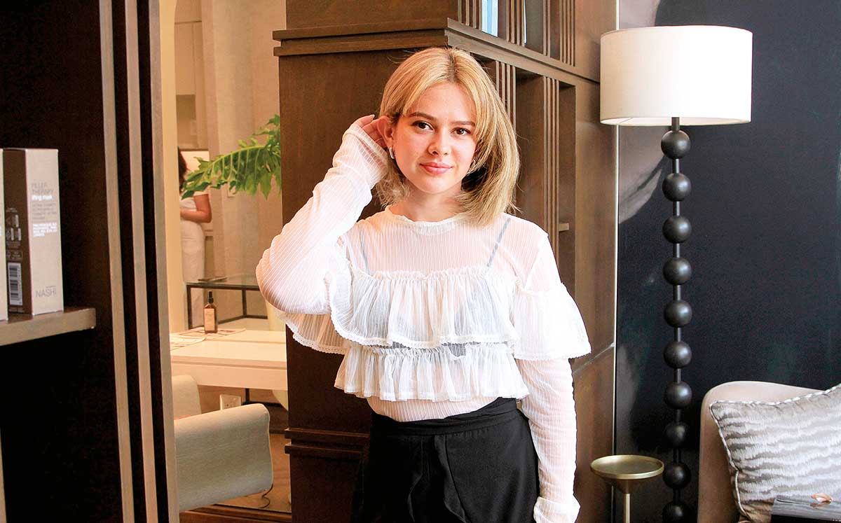 COLUMBA GAXIOLA llegó con su mejor outfit a la inauguración