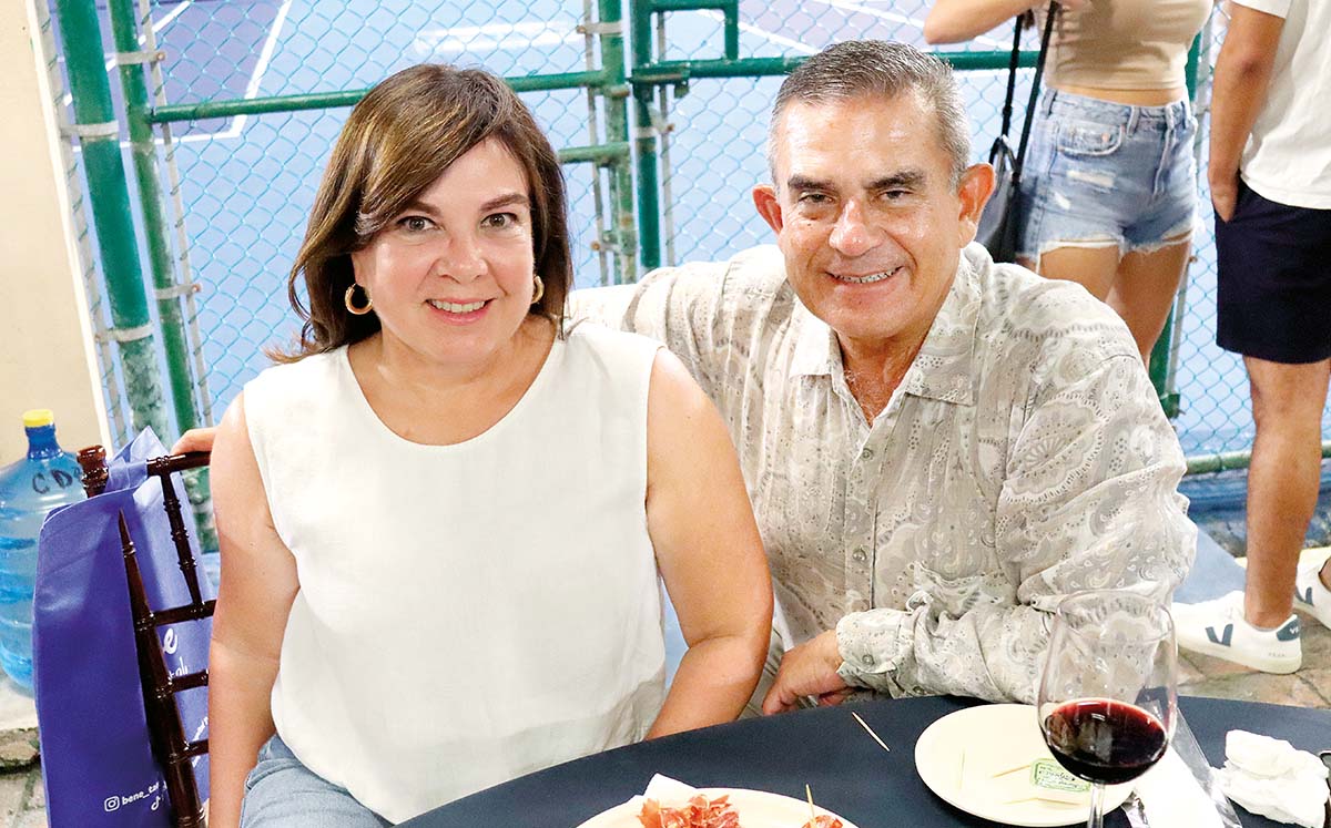 DELIA DE LEÓN Y JORGE ARIAS degustaron de un menú italiano de lasaña con ensalada