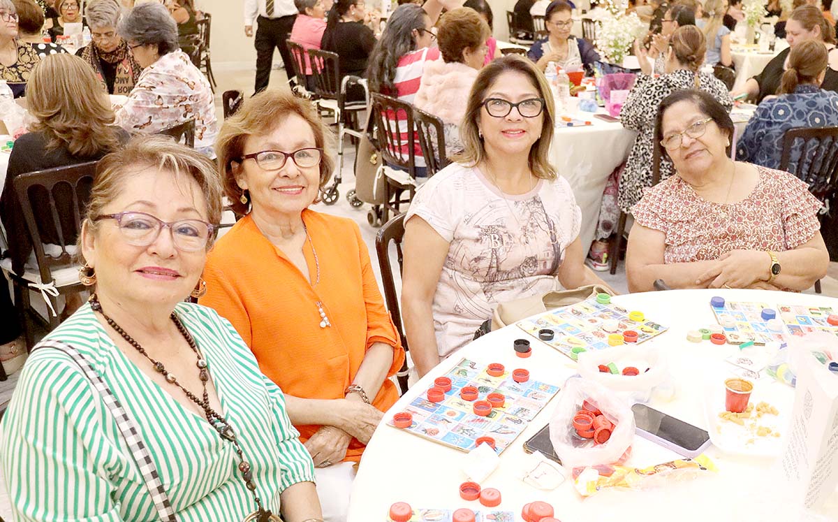 MARÍA DIGNA RUBIO, YOLANDA RUBIO, MARTHA TORRES Y MARGARITA TORRES listas para gritar ¡Lotería!