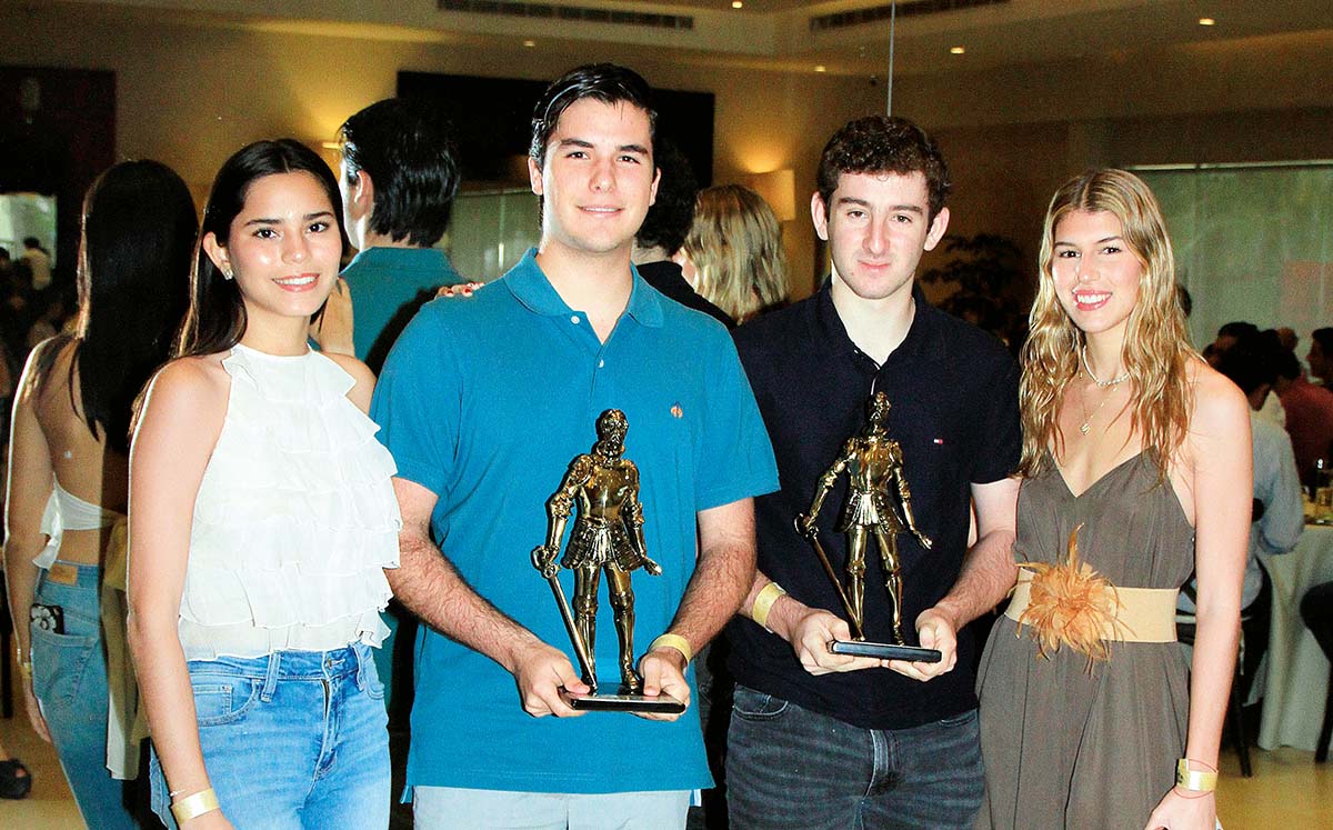 MONTSE PUENTES Y MARIALEX ELIZONDO felices de que DANIEL CRISTO y LALO LACAVEX fueran los ganadores de la categoría A varonil del torneo
