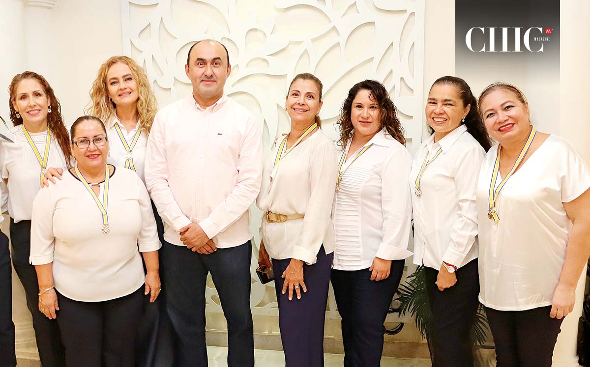 SARA GARZA, ROSARIO LETICIA JAIME VAZQUEZ, GLADYS DE MANZUR, GUSTAVO SOLÍS, PITY DE LA GARZA, LUY VILLASEÑOR, EMA CANTÚ Y VERO BURELOS felices