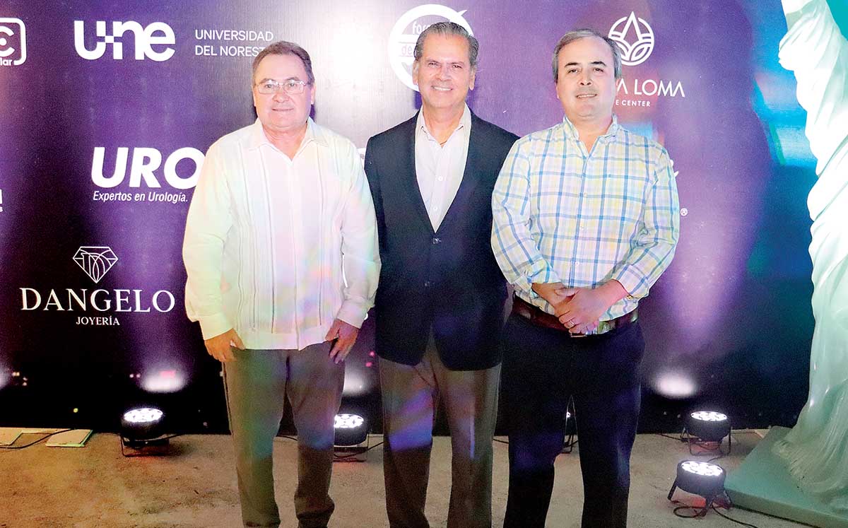 ALEJANDRO SALAZAR: "La verdad fue un evento muy bonito, para reconocer a todos los doctores de la zona" , GUILLER MENENDEZ Y FRANCISCO AZCARRAGA