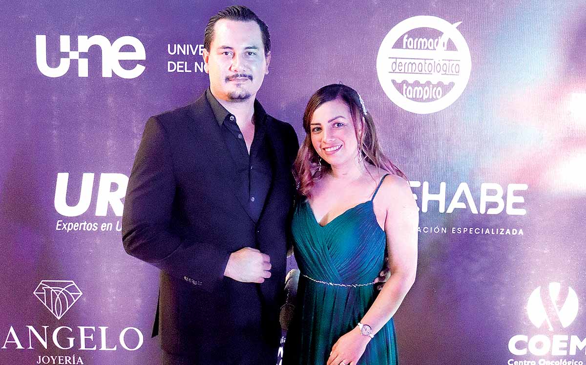 ALEJANDRO SÁNCHEZ Y ESTEFHANIA MARTÍNEZ llegaron con sus mejores outfits al lugar